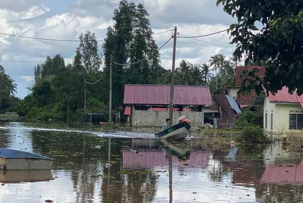 Penduduk di Kampung Padang Licin menjadikan bot sebagai pengangkutan utama.