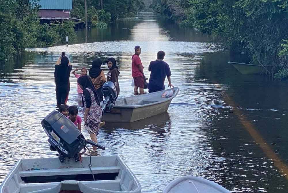 Orang ramai di Kampung Gual Periok, Rantau Panjang mengambil peluang pulang ke rumah apabila cuaca cerah.
