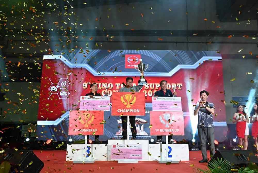 Pengarah Urusan Hino Malaysia, Hiroshi Takahashi bersama pemenang Peraduan Hino (TS) ke-9 2023 yang diadakan di Petaling Jaya baru-baru ini.