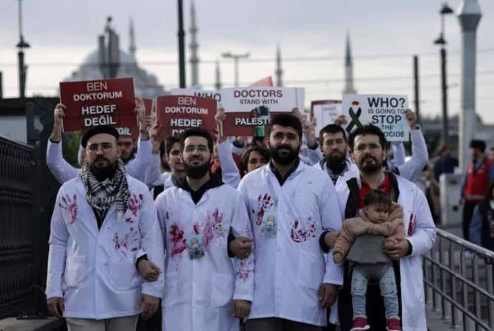 Kumpulan doktor di Turkiye berarak sebagai membantah perang genosid di Genting Gaza.