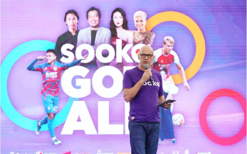 Euan Smith ketika memberikan penerangan mengenai penampilan wajah baharu sooka.