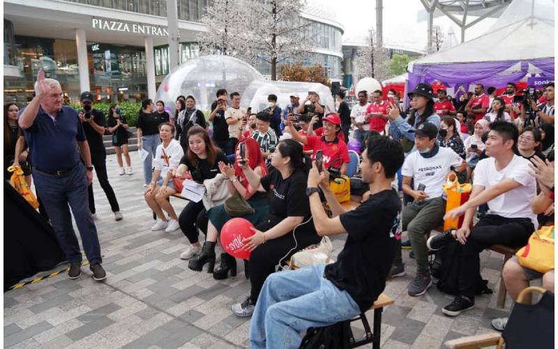 Para peminat yang hadir pada majlis pelancaran sooka serba baharu teruja dapat bertemu dan merakam gambar Steve.
