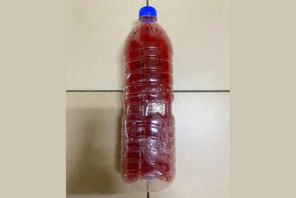 Air ketum yang dirampas semasa penahanan dua pelajar sekolah di Jalan Kedai Lalat-Wakaf Tanjong, Kota Bharu.