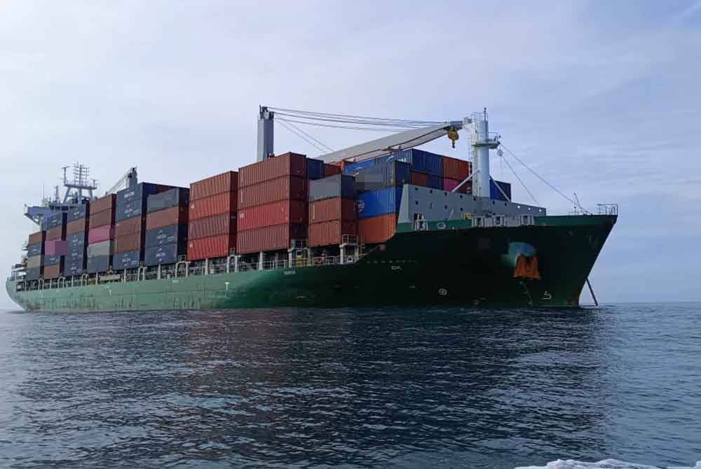 Maritim Malaysia Johor menahan kapal pengangkut yang bersauh tanpa kebenaran di perairan Johor Timur pada Isnin. -Foto Maritim Malaysia