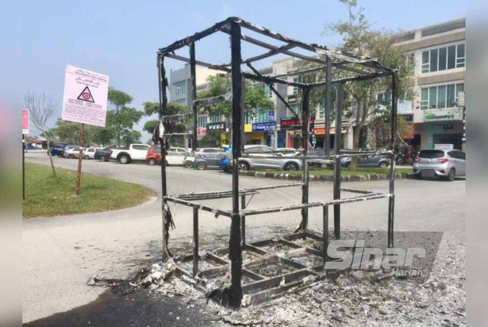 Pondok bayaran parkir di Dataran Rimba Square pertama yang dibakar dalam kejadian pada 8 Oktober lalu.