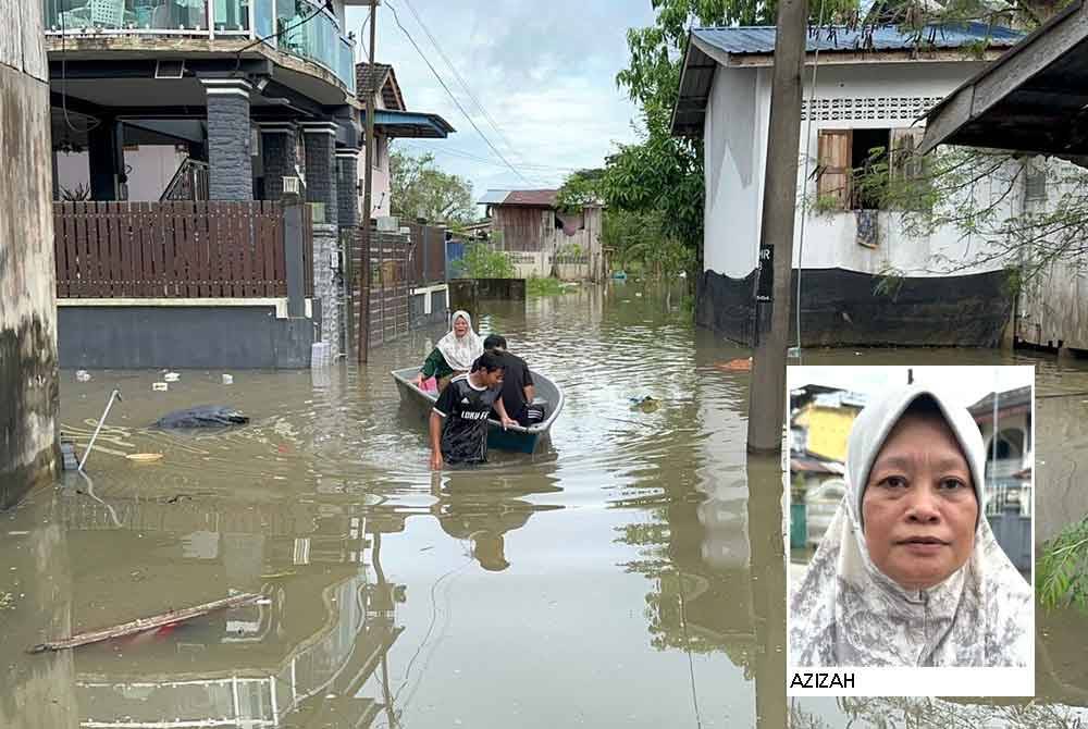 Azizah menaiki perahu dan dibantu anaknya keluar dari rumah.