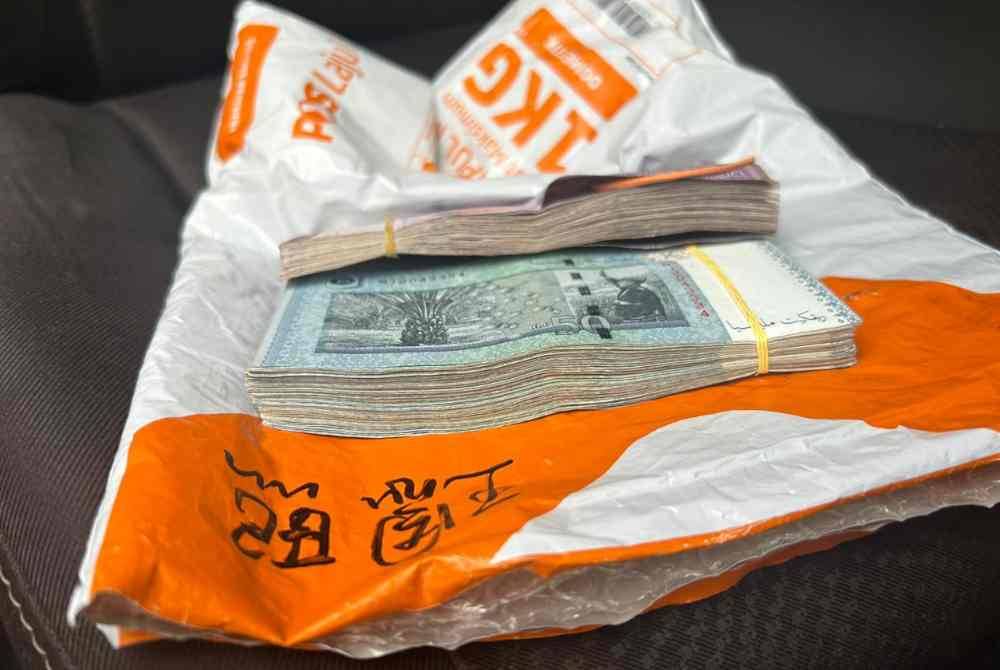 Wang tunai yang dirampas Jabatan Imigresen Johor daripada sindiket. - Foto Jabatan Imigresen Johor