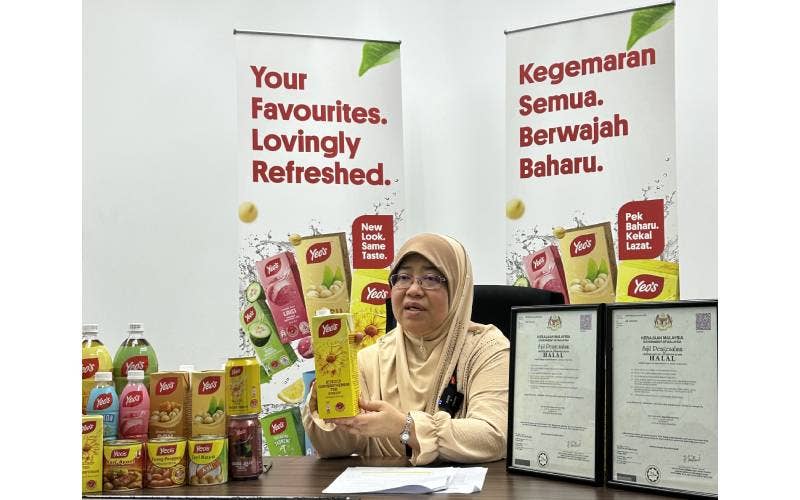 Pengurus Kanan Pematuhan Halal Yeo’s, Razana Mat Saad, menjelaskan tentang produk-produk Yeo’s yang dikilangkan mengikut peraturan halal JAKIM yang ketat.
