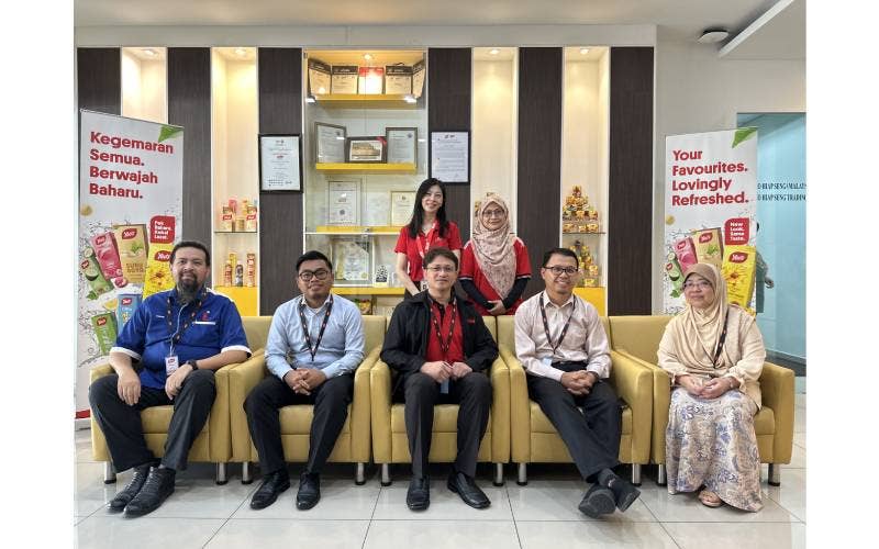 Staf Yeo’s Malaysia bersama wakil-wakil dari Bahagian Pengurusan Halal JAIS
dan Hab Halal JAKIM.