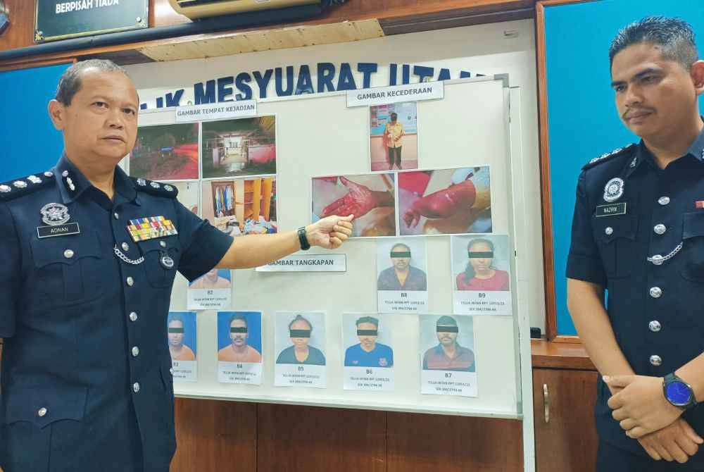 Ahmad Adnan (kiri) menunjukkan sembilan suspek yang berjaya diberkas susulan kes samun bersenjata melibatkan seorang warga emas, 22 November lalu.