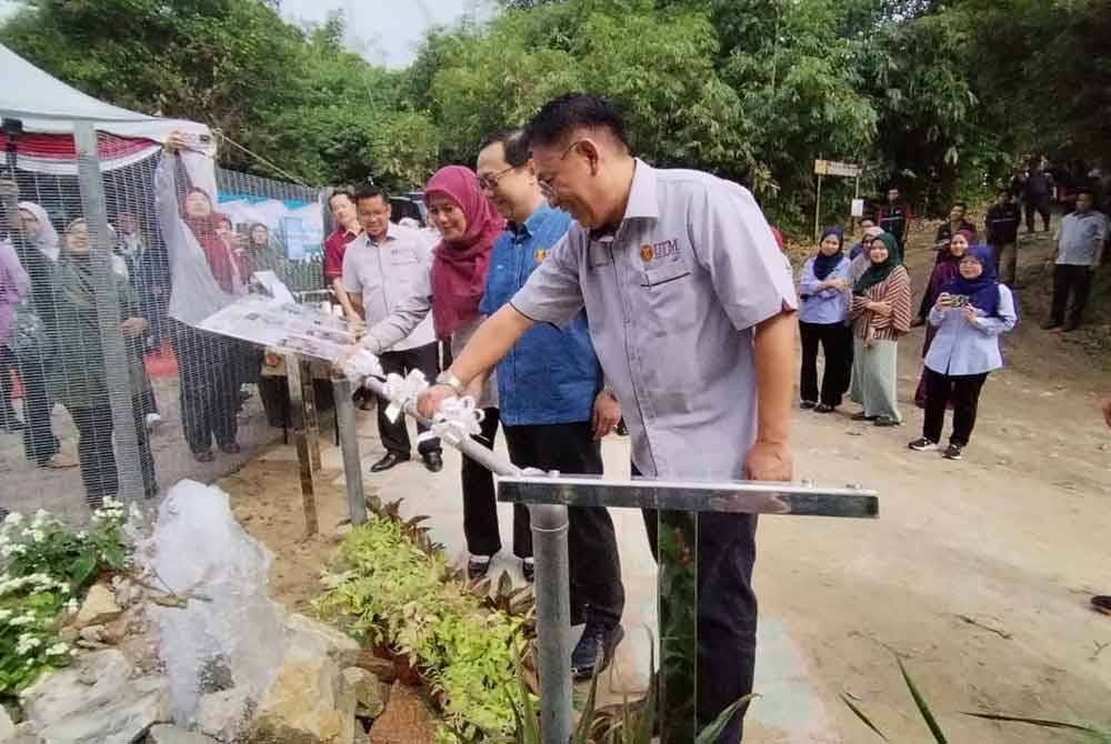 Ahmad Fauzi (tengah) semasa menyempurnakan penyerahan telaga air akuifer berkenaan pada Selasa.