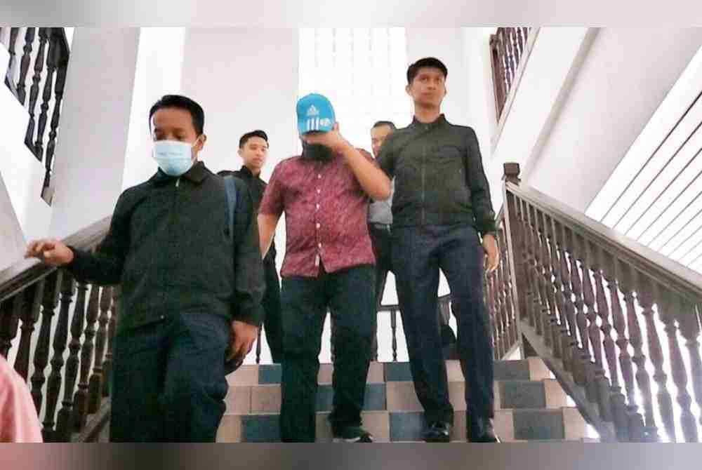 Norsham (tengah) didenda RM56,000 oleh Mahkamah Sesyen di sini, pada Selasa.