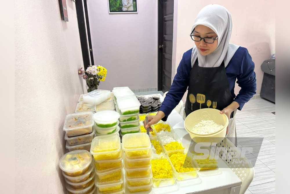 Zarin Ernyza sibuk menyiapkan tempahan pelanggan seawal jam 4 pagi.