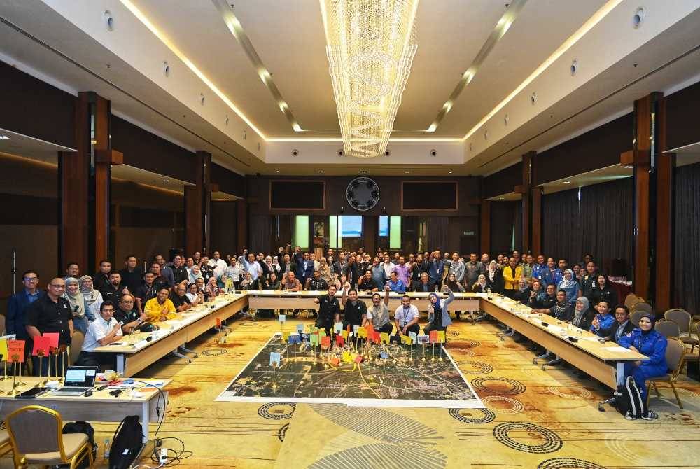 Peserta bengkel pengurusan bencana yang terdiri daripada wakil pihak berkuasa dan agensi kerajaan bergambar bersama setelah selesai bengkel dua hari berkenaan.