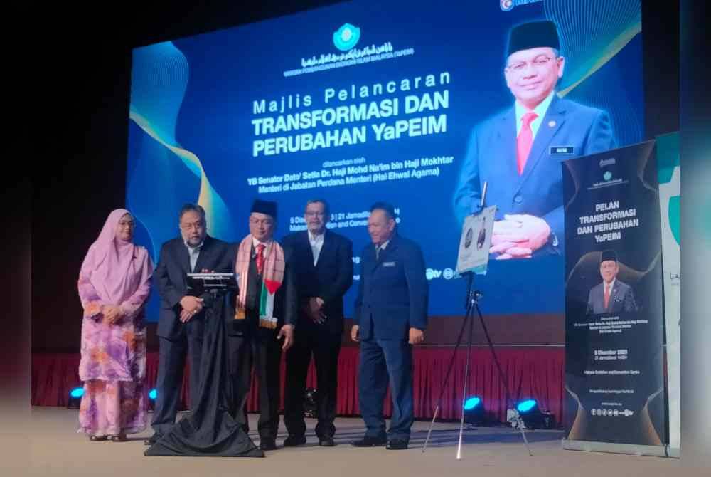 Mohd Na'im (tengah) melancarkan Plan Transformasi Najjah Yayasan Pembangunan Ekonomi Islam Malaysia (YaPEIM) di Pusat Pameran dan Konvensyen Matrade (MECC) pada Selasa.