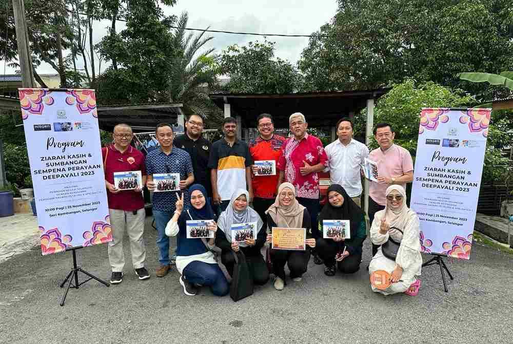 Mudirah (duduk dua dari kiri) bergambar bersama ahli dan aktivis Pemadam pada Program Ziarah Kasih dan Sumbangan Deepavali, baru-baru ini.