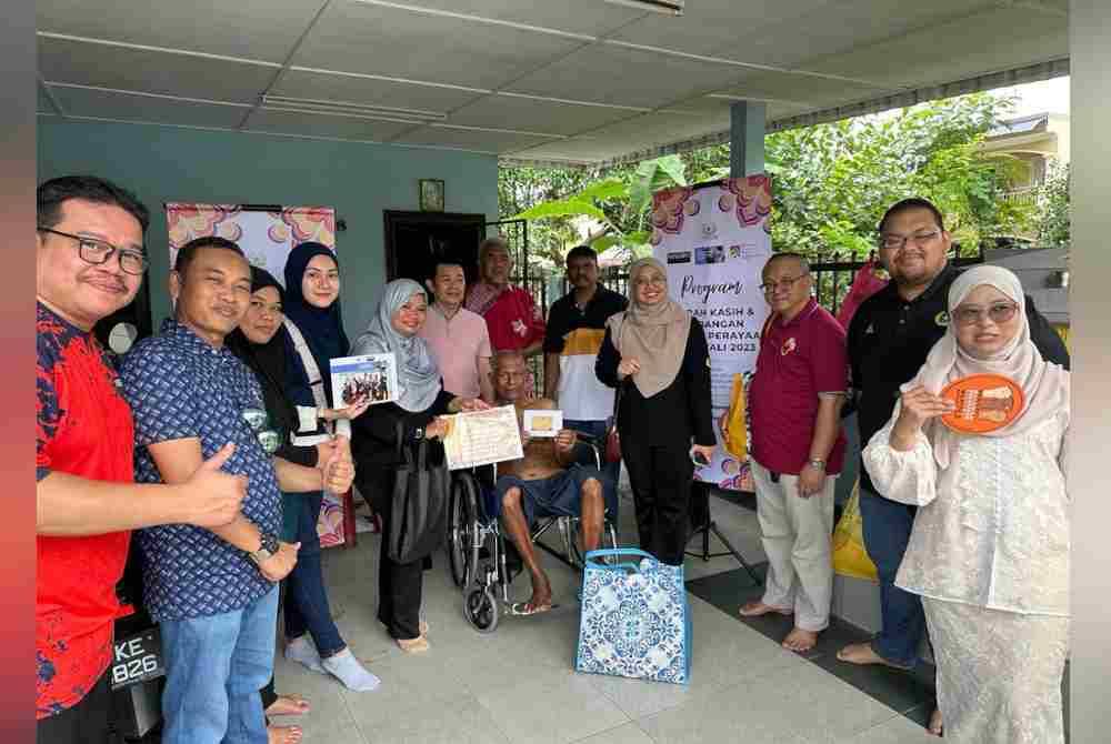 Mudirah (lima dari kiri) bersama-sama ahli Pemadam dan penuntut SPKI menziarahi salah seorang penerima pada Program Ziarah Kasih dan Sumbangan Deepavali, baru-baru ini.