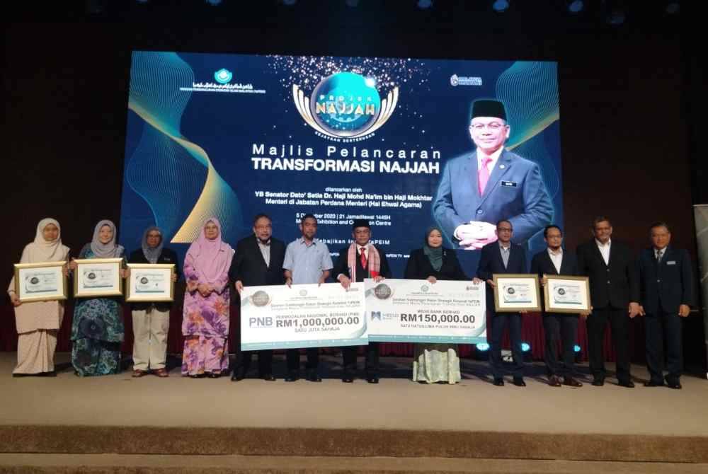 Mohd Na'im (enam dari kanan) bergambar bersama rakan strategik korporat YaPEIM selepas majlis penyerahan sumbangan.