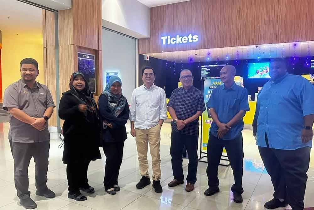Suria (dua kiri) bersama kakitangan Pejabat Perpaduan Negara dan Integrasi Nasional Daerah Kuala Muda dan Central Square.