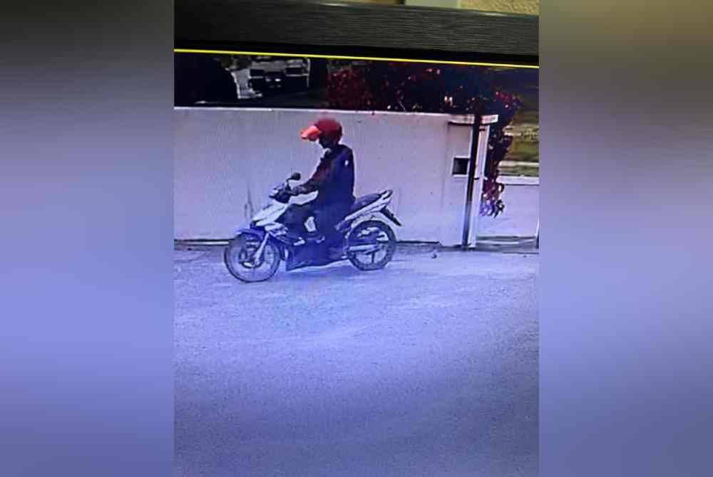 Suspek dilihat menunggang sebuah motosikal yang dirakam kamera litar tertutup. - Foto PDRM