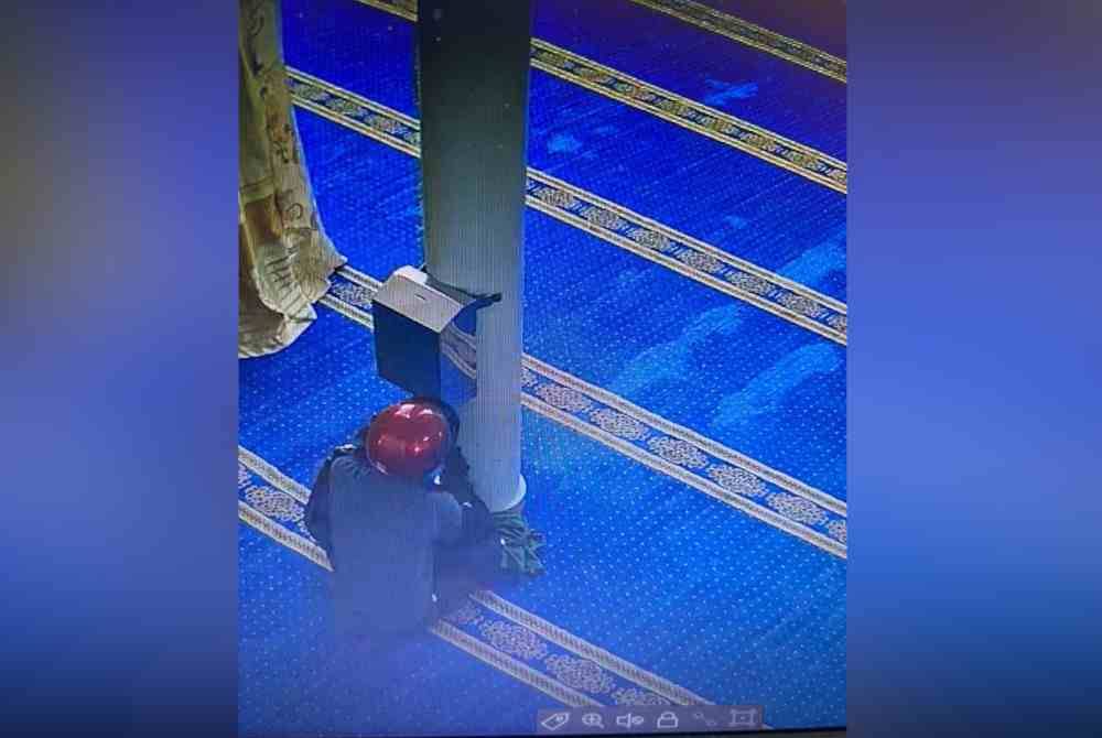 Perbuatan suspek dirakam kamera litar tertutup di surau berkenaan. - Foto PDRM