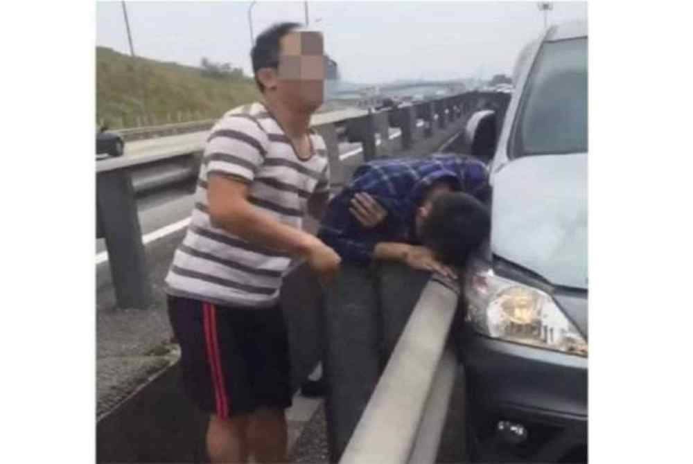 Paparan skrin video yang tular di media sosial berhubung kemalangan membabitkan Syed Danial pada 2019.