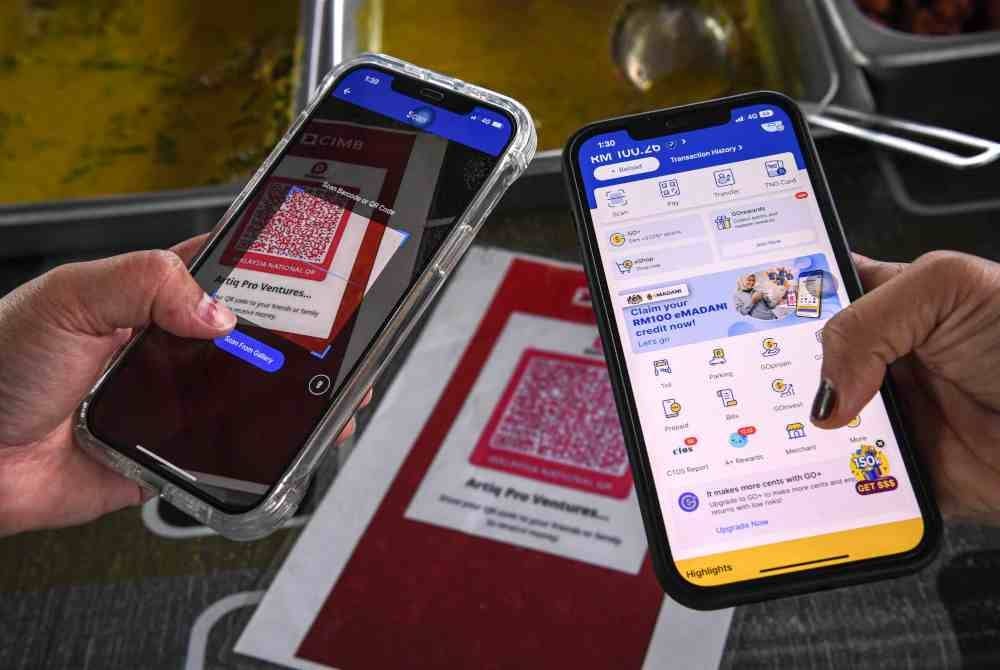 Orang ramai mula menggunakan kredit e-tunai eMADANI sebanyak RM100 yang dituntut. - Foto Bernama