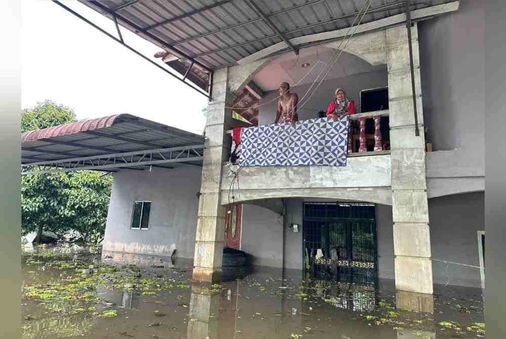 Walaupun dapat pulang ke rumah, namun penduduk tidak dapat melakukan rutin harian apabila air masih belum surut sepenuhnya.