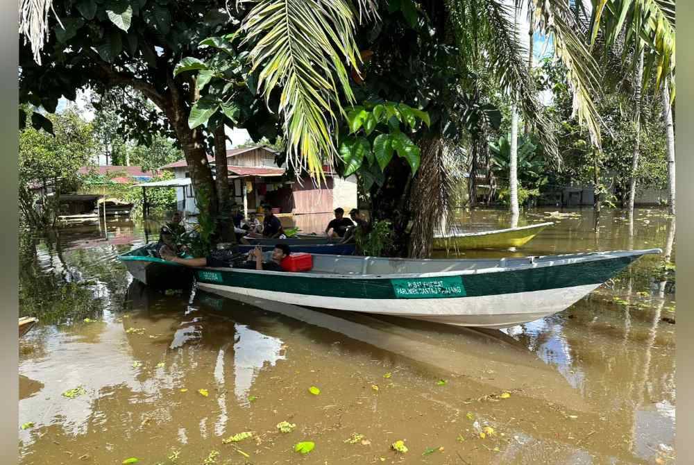Penduduk masih tidak dapat melakukan rutin harian sebagaimana kebiasaan apabila dibelenggu dengan masalah banjir termenung.