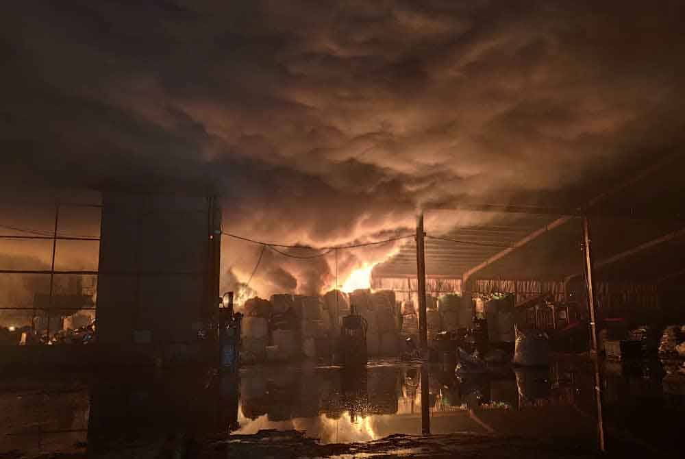 Keadaan gudang yang dipercayai digunakan sebagai tempat memproses barangan kitar semula, terbakar pada Ahad.