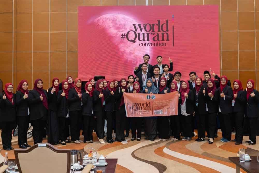 Norhana (depan, sembilan dari kanan) bersama pelajar dari Universiti Putra Malaysia yang mendapat tajaan tiket daripada YPM ke World #QuranConvention 2023.
