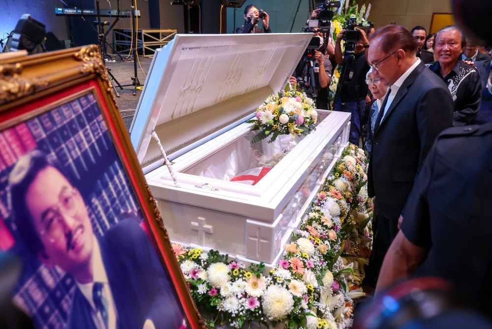 Anwar bersama Isteri, Datuk Seri Dr Wan Azizah Wan Ismail tiba di Gereja Full Gospel Assembly Kuala Lumpur Kuchai Lama pada Selasa untuk memberi penghormatan terakhir kepada mendiang Datuk Dr Chua Jui Meng.