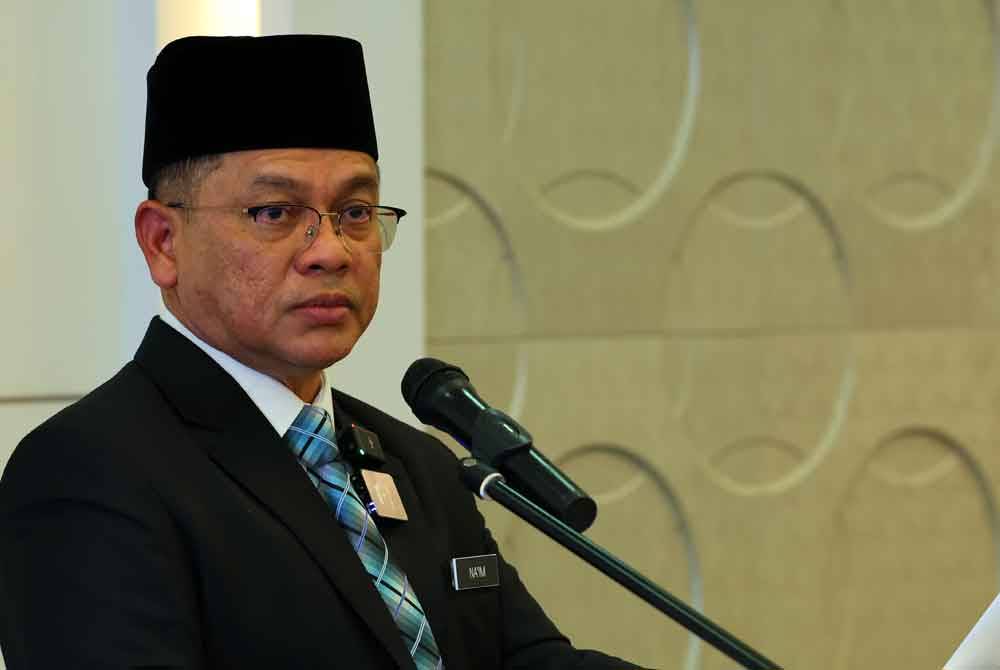 Menteri di Jabatan Perdana Menteri (Hal Ehwal Agama) Datuk Dr Mohd Na'im Mokhtar ketika berucap pada Majlis Penyerahan Watikah Pelantikan Jawatankuasa Khas Mengkaji Isu Berkaitan Dengan Kompetensi Dewan Undangan Negeri (DUN) Untuk Menggubal Undang-Undang Islam di Kompleks Islam Putrajaya pada Selasa. - Foto Bernama.