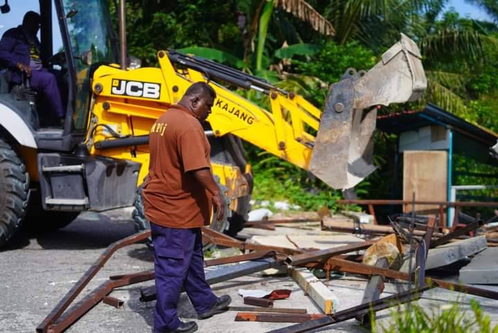 Operasi meroboh ini disertai seramai 60 orang kakitangan MPKj dari pelbagai jabatan. 