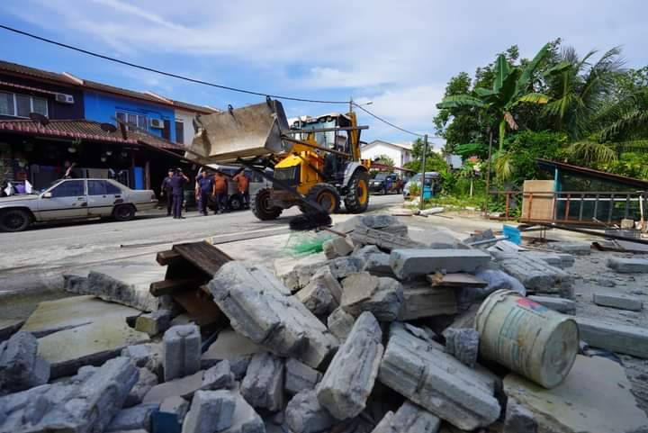 Aktiviti meroboh garaj berjalan dengan lancar dan terkawal.