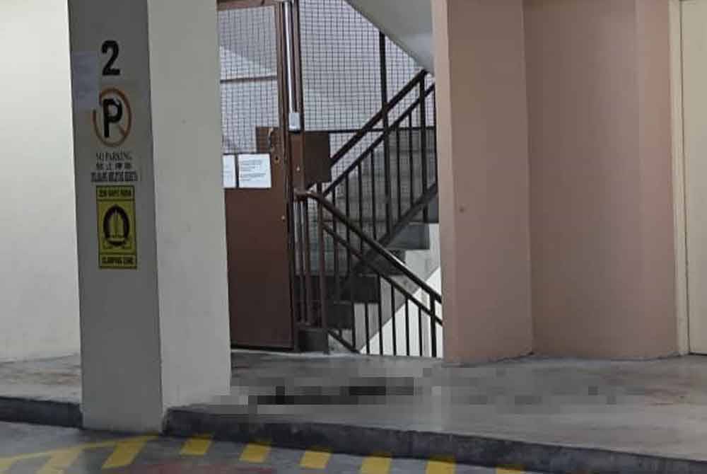 Lokasi kejadian mangsa ditikam oleh seorang lelaki dipercayai menggunakan pisau pendek.