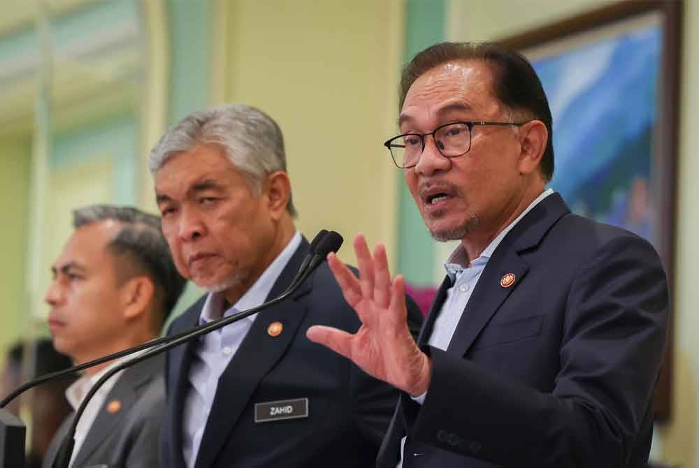 Anwar (kanan) - Gambar fail Bernama.