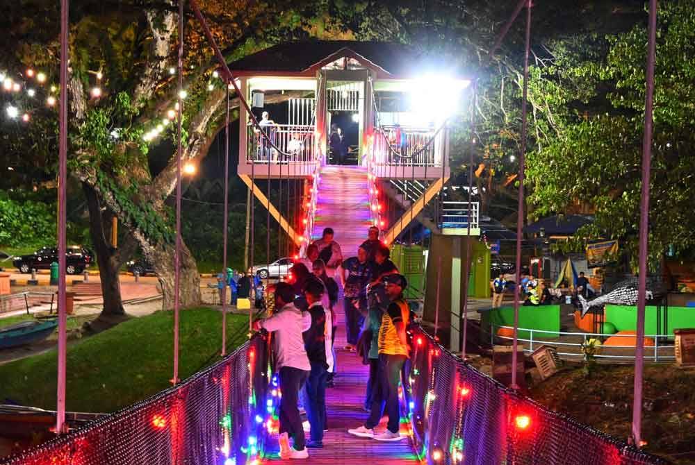 Suasana malam sekitar jambatan tersebut yang lebih ceria dan menarik pada waktu malam.