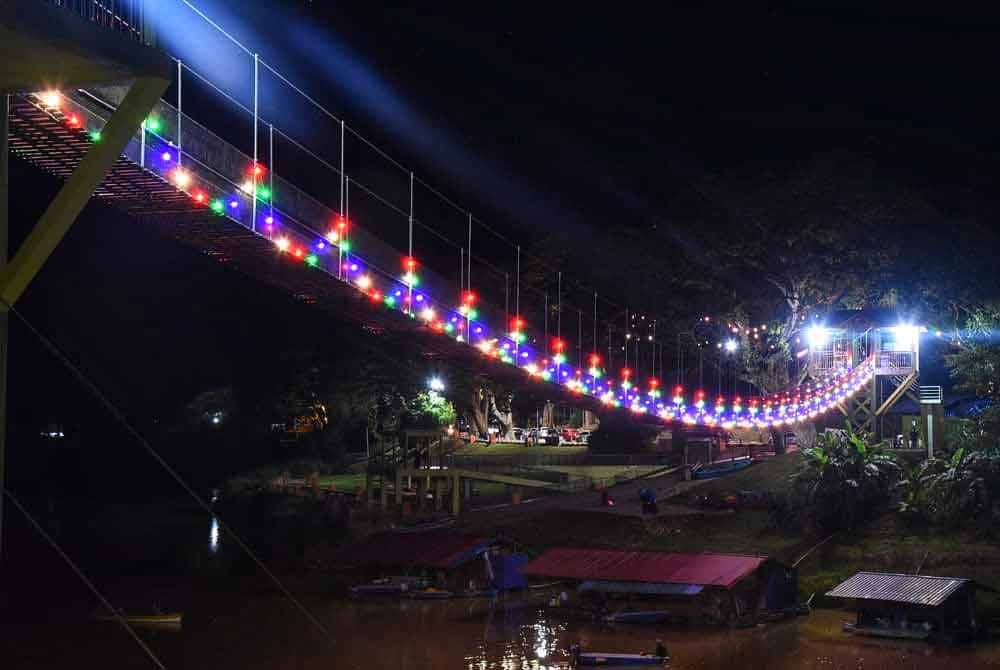 Ratusan lampu yang dipasang pada jambatan itu menarik kehadiran pengunjung pada waktu malam.