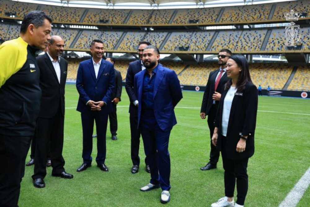 Tunku Ismail (tengah) bersama Menteri Belia dan Sukan, Hannah Yeoh (kanan) selepas merasmikan padang baharu Zeon Zoysia di Stadium Nasional Bukit Jalil pada 12 Oktober lalu.