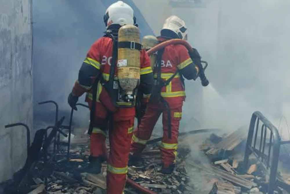 Anggota bomba menjalankan operasi pemadaman kebakaran membabitkan sebuah rumah di Kampung Baru Jelapang pada Selasa.