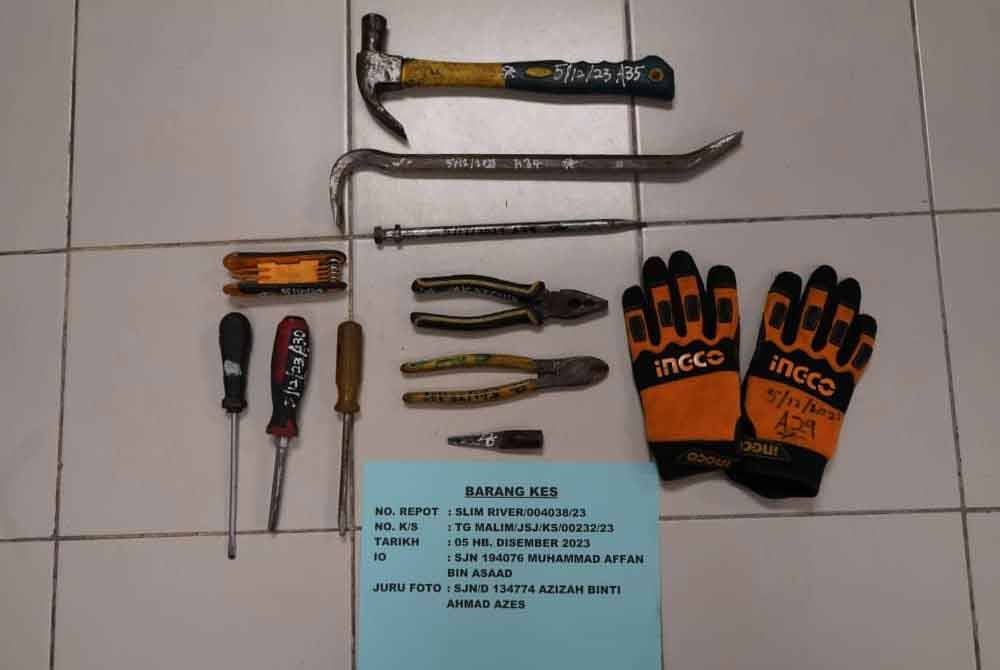 Polis merampas pelbagai peralatan yang digunakan suspek mengumpil kabinet TM. - Foto Ihsan PDRM