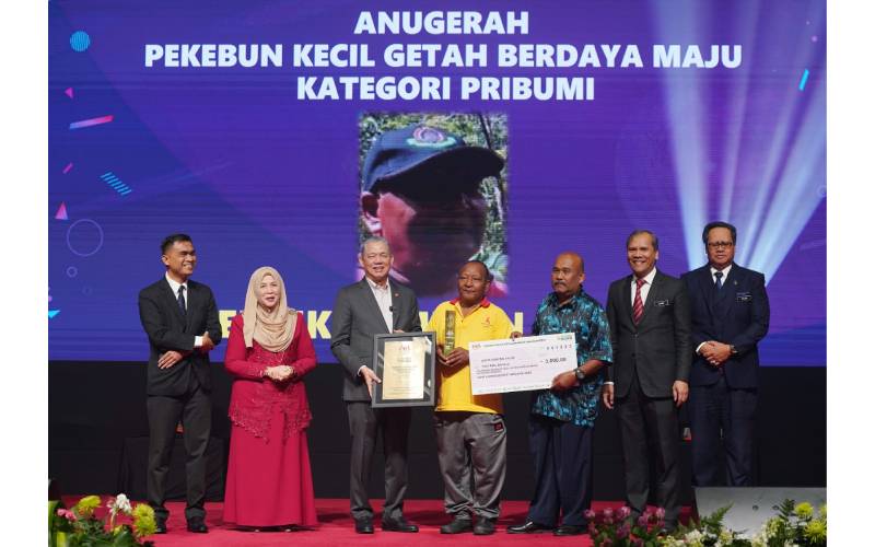 Fadillah menyampaikan Anugerah Pekebun Kecil Berdaya Maju Kategori Pribumi kepada Sami Kalim (empat dari kanan) sempena HAKN 2023 di Putrajaya.