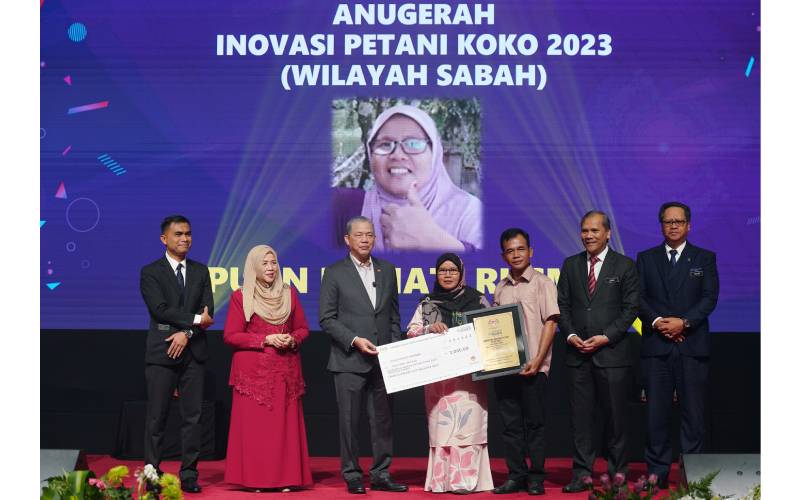 Fadillah (tiga dari kiri) menyampaikan anugerah Inovasi Petani Koko 2023 (Wilayah Sabah) kepada Rosiati Rusmin sempena HAKN 2023.