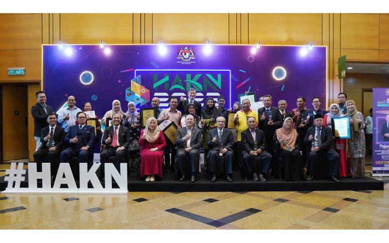 Para penerima anugerah sempena HAKN 2023 bergambar bersama-sama sambil disertai Fadillah (tengah) dan Aminah Aching (empat dari kiri).
