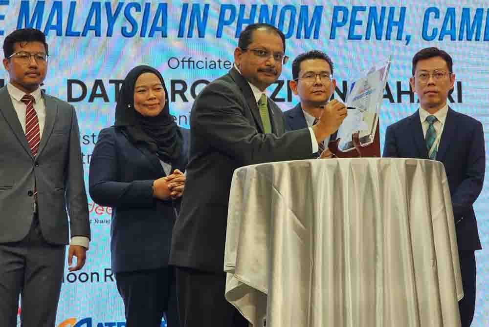 Rohaizi menandatangani plak ketika merasmikan Misi Francais Malaysia di Phnom Penh, Kemboja.