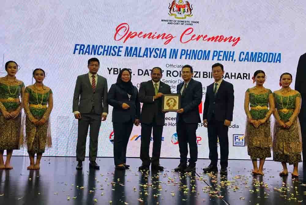 Rohaizi (lima dari kiri) ketika merasmikan Misi Francais Malaysia di Phnom Penh, Kemboja bersama delegasi KPDN.