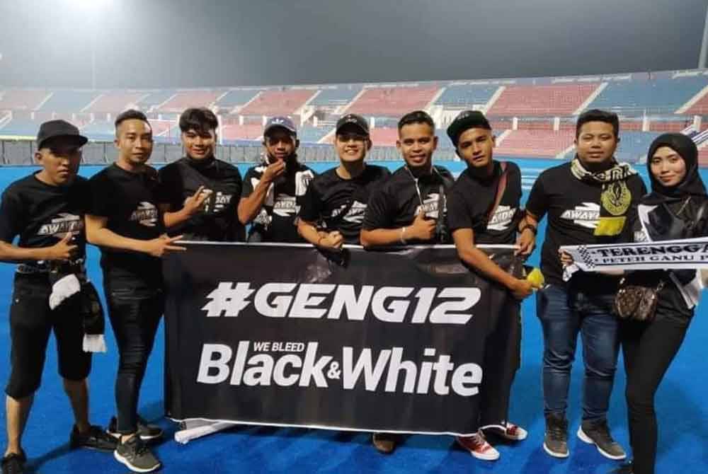 Mohd Juslihadi (dua dari kanan) bersama ahli-ahli Geng 12 FC Terengganu.