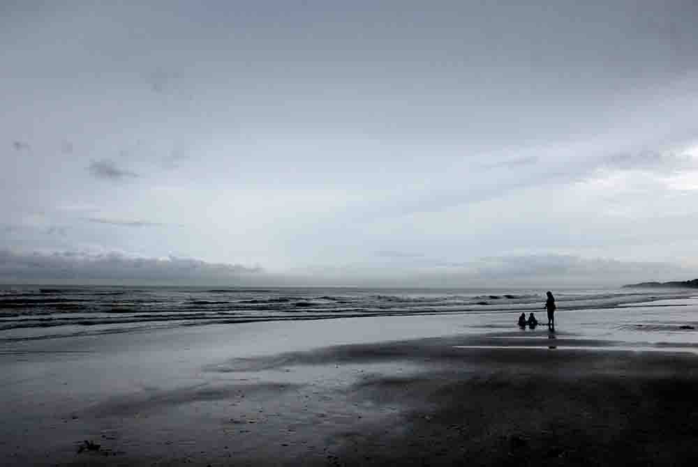 Kelihatan seorang remaja menunggang kuda di Pantai Batu Hitam, Kuantan dalam suasana mendung pada Ahad lalu. Cuaca mendung kadangkala hujan berterusan landa pantai timur berikutan Monsun Timur Laut dijangka hingga Mac tahun depan. - Foto Bernama