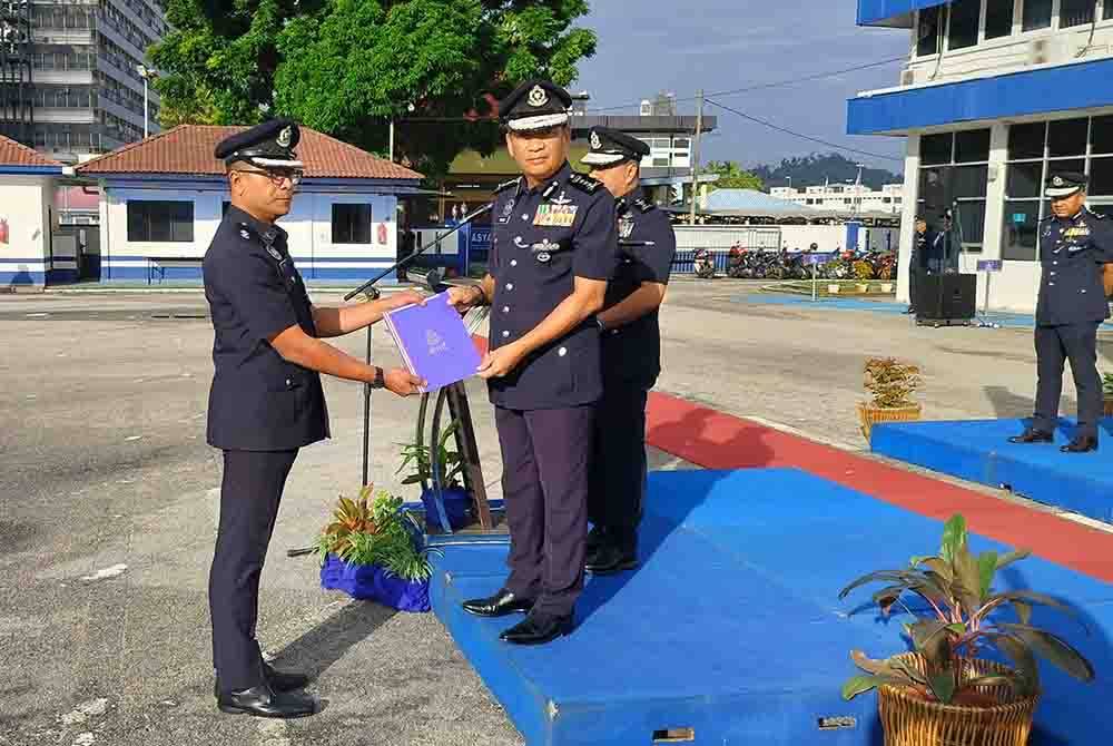 Yahaya menyampaikan sijil penghargaan kepada salah seorang pegawainya sempena Perhimpunan Bulanan Ketua Polis Pahang di IPK Pahang di sini pada Rabu.